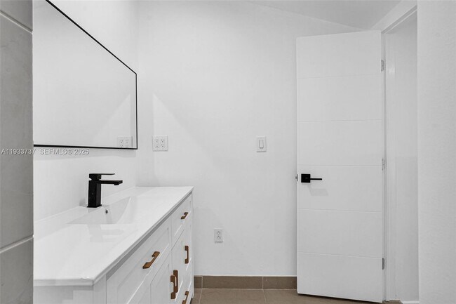 Building Photo - 2419 Coolidge St