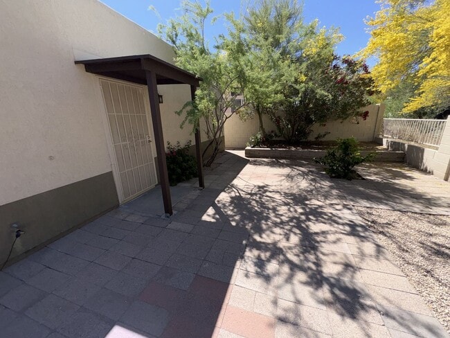 Building Photo - Beautiful eastside location