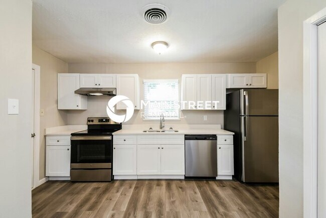 Building Photo - 4 Bedroom Pet-Friendly Home in FORT WORTH,...