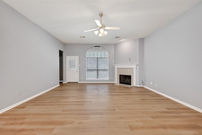 Building Photo - 23719 River Pl Dr