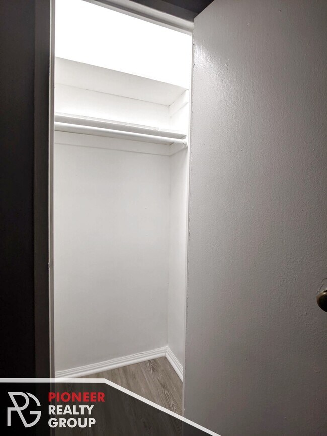 Building Photo - 7333 N Ridge Blvd