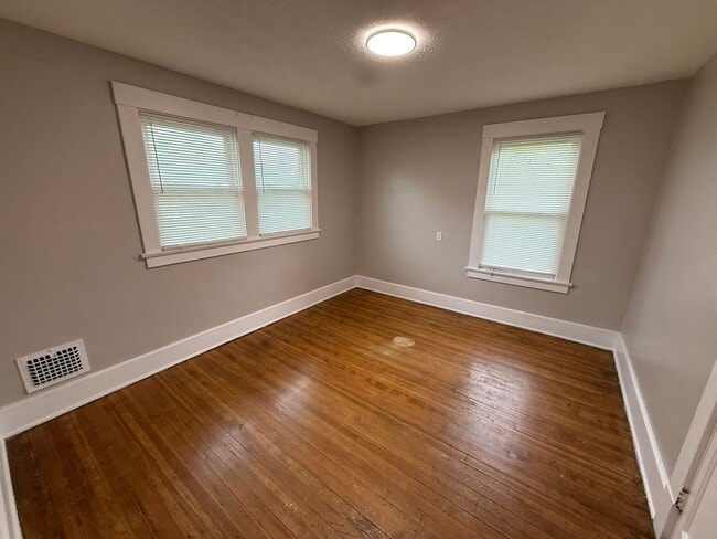 Building Photo - Updated and Spacious 3-4 Bedroom, 2 Story ...