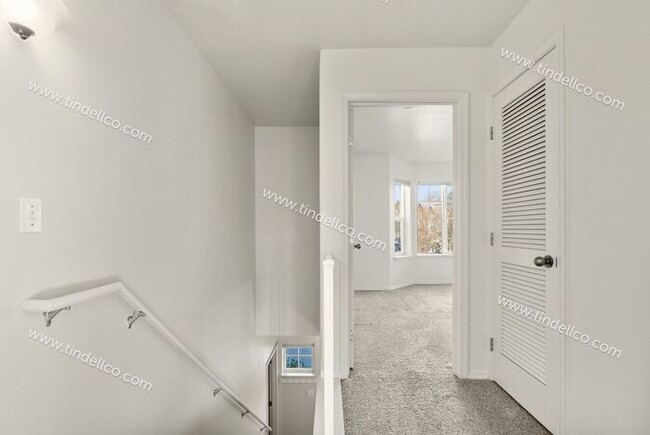 Building Photo - Spacious 2-Bedroom Townhouse with Dual Mas...