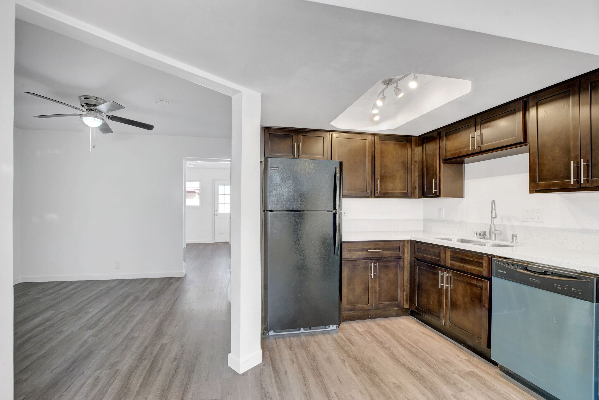 entry to living room from kitchen - 1774 Willow Trl