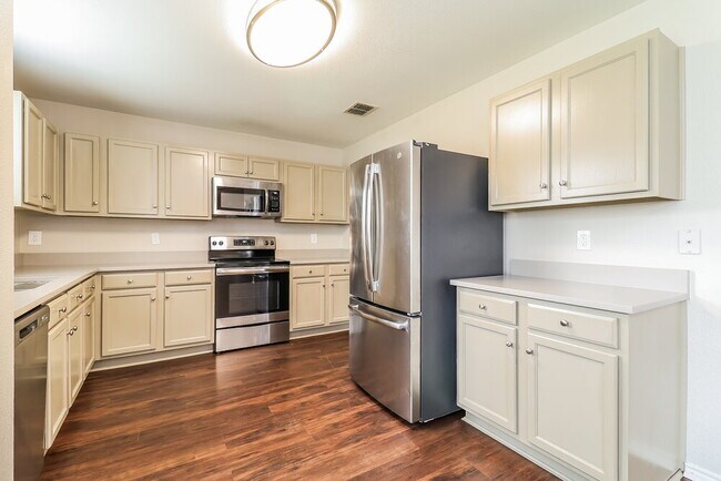 Building Photo - 1825 Shasta View Dr