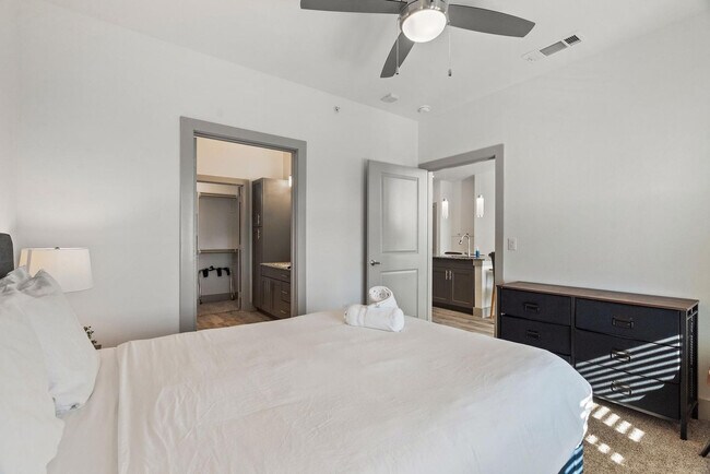 Building Photo - 12100 1/2 Ferrystone Glen Drive-SI ID1343249P