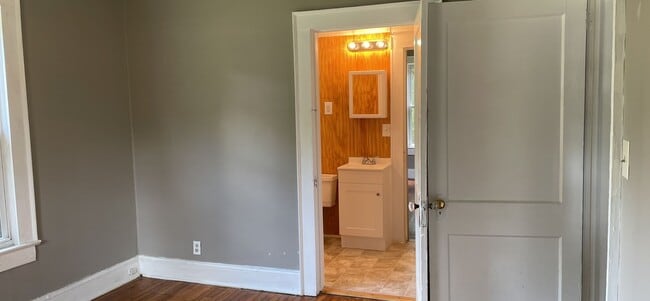 Building Photo - 3 Bedroom 1 Bath Brick Home w/ Office