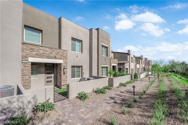 Building Photo - 600 N Carriage Hill Dr
