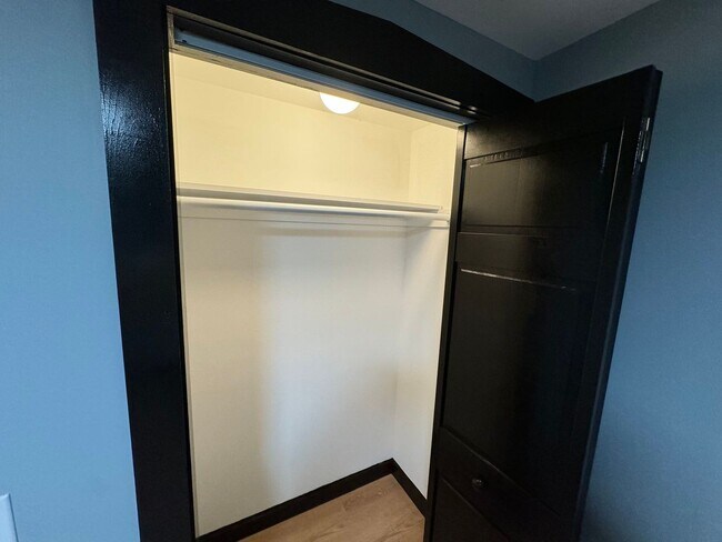 Building Photo - Spacious 1BR Single-Family Near 55th & Whipple — Heat & Hot Water Included