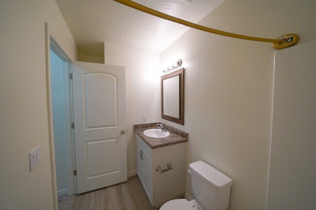 Building Photo - Remodeled 3 Bed / 2.5 Bath Townhome in Great Location