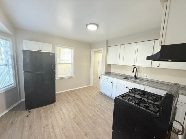 Building Photo - This beautifully updated 3-bedroom, 1-bath...