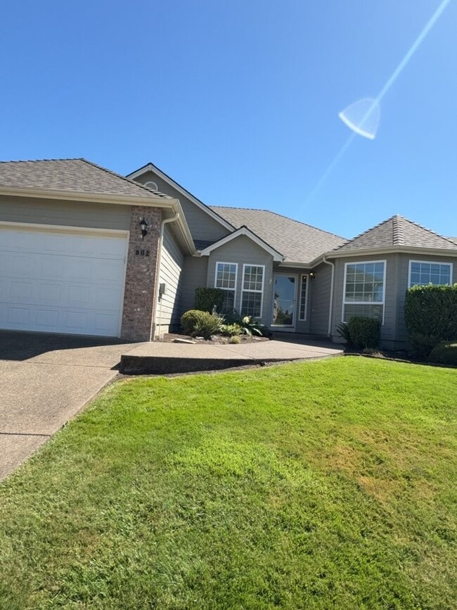 Building Photo - Three Bedroom, Two Bath in the Vineyards N...