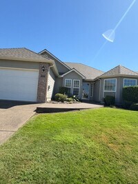 Building Photo - Three Bedroom, Two Bath in the Vineyards N...