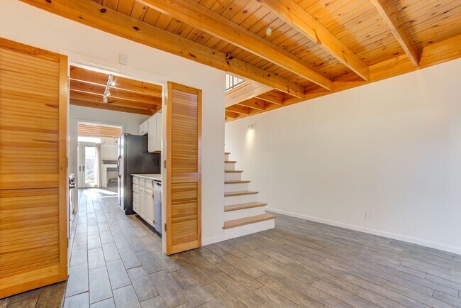 Building Photo - 2 Bed 2.5 Bath Right off Cherry Street!!