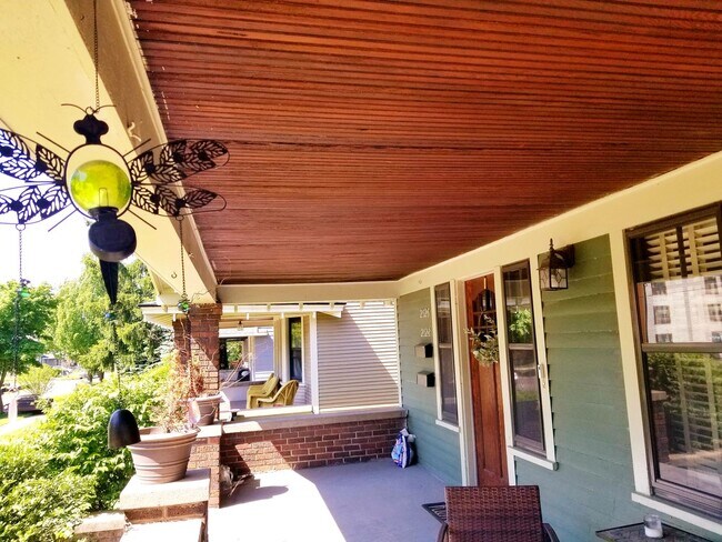 Building Photo - Charming 3-Bedroom, 1 1/2 Bath Upper Duplex in Beautiful Garfield Park Neighborhood