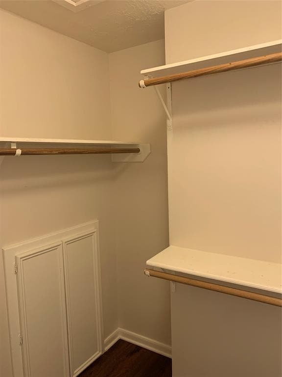 Building Photo - 3842 Knollcrest Dr