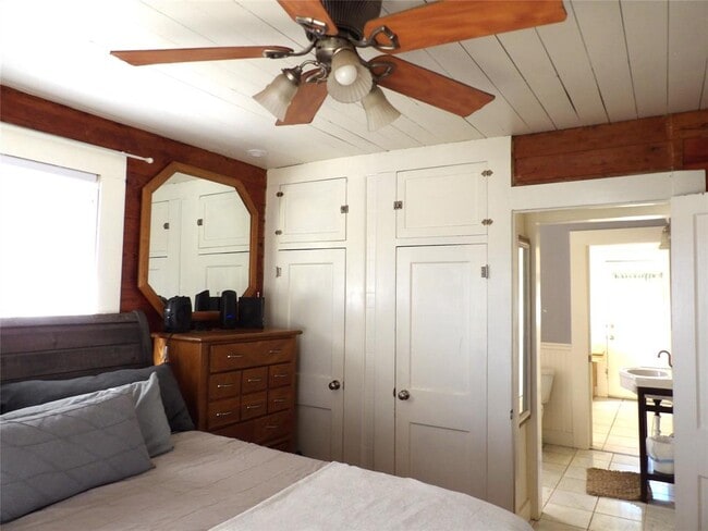 Building Photo - 459 E Commerce St