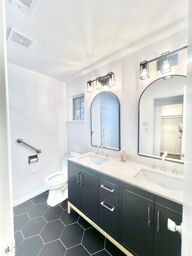 Building Photo - 5546 Beechnut St