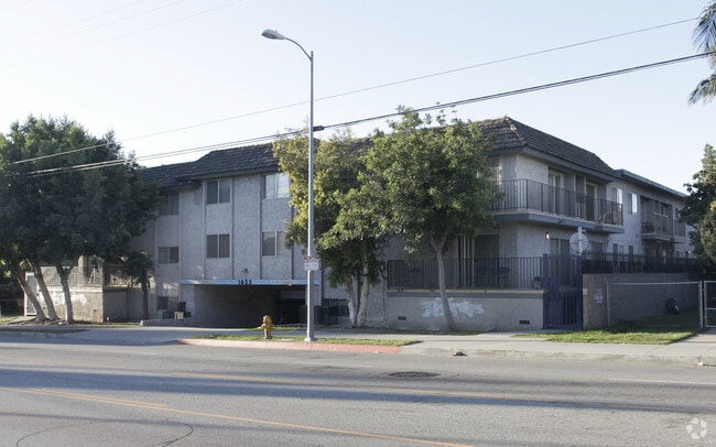 Building Photo - 1633 Bundy Dr
