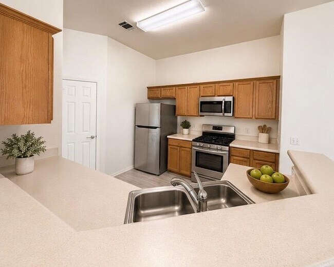 Building Photo - 206 Sunshadow Dr