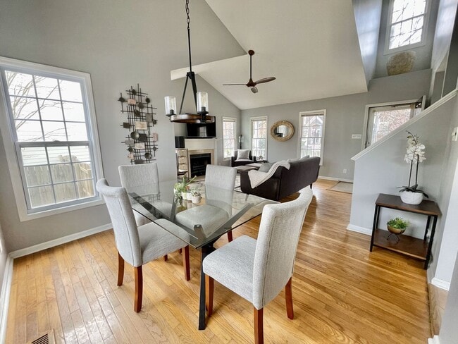 Building Photo - 3 Bedroom 2.5 Bathroom Home w/ 1 car garag...