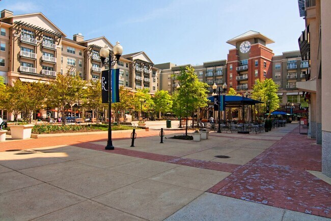 Building Photo - Spacious 1-bedroom, 1-bath condo