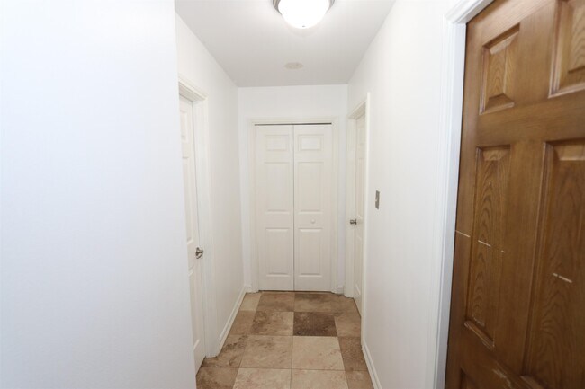 Building Photo - 609 St James Ct