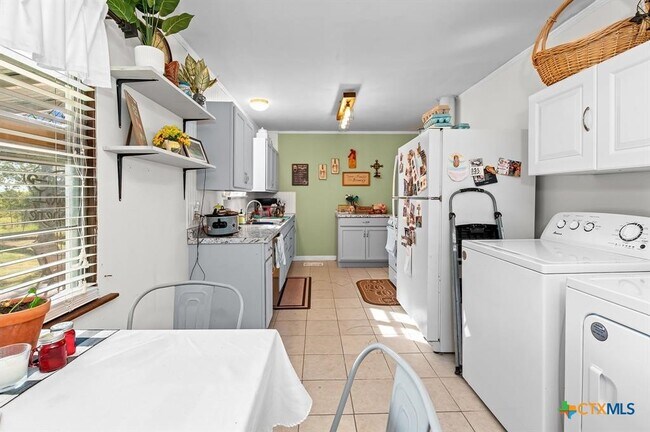 Building Photo - 906 Debus Dr