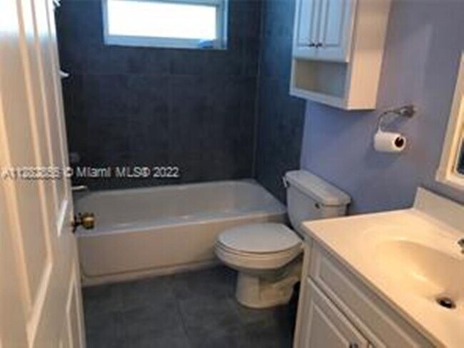 Building Photo - 527 SE Cliff Rd