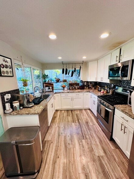 Building Photo - 3823 Via Del Conquistador