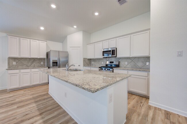 Building Photo - 3330 Meadknoll Ln