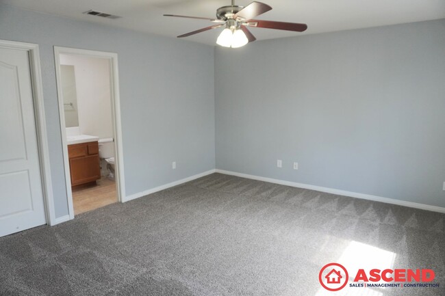 Building Photo - Beautiful Home Close to Golf Course!