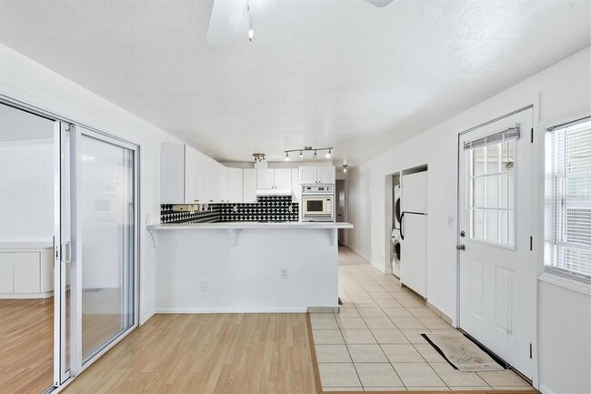 Building Photo - 5236 Kenwood Ave
