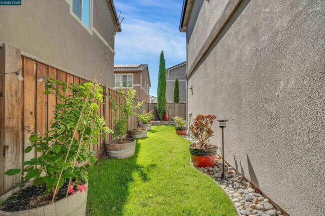 Building Photo - 351 Coolcrest Dr