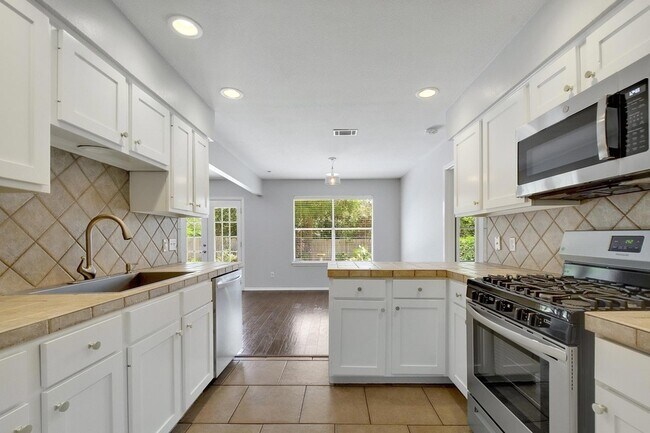 Building Photo - 6307 Smith Oak Trail