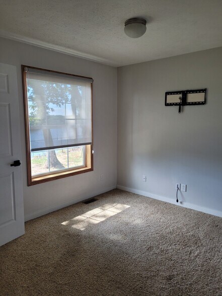 Building Photo - 6088 Pointview Ct