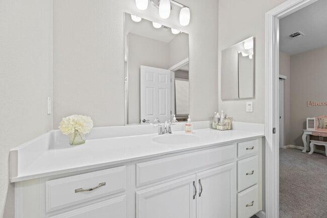 Building Photo - Beautiful 3 Bedroom PLUS bonus Room For Re...