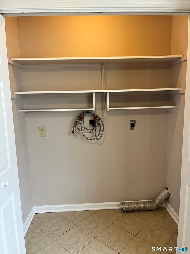 Building Photo - 25 Padanaram Rd