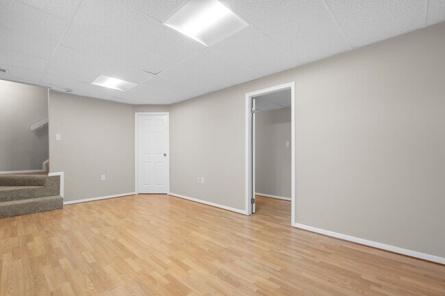 Building Photo - 3 Bed 2.5 Bath - Gaithersburg Townhome - Completely Renovated