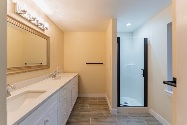 Building Photo - 208 Castlewood Dr