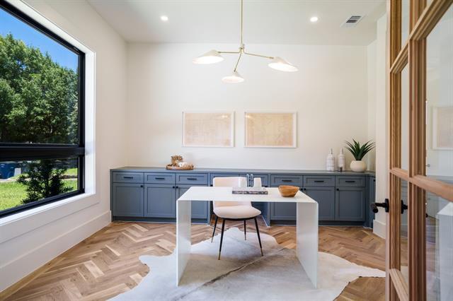 Building Photo - 5836 Kenwood Ave