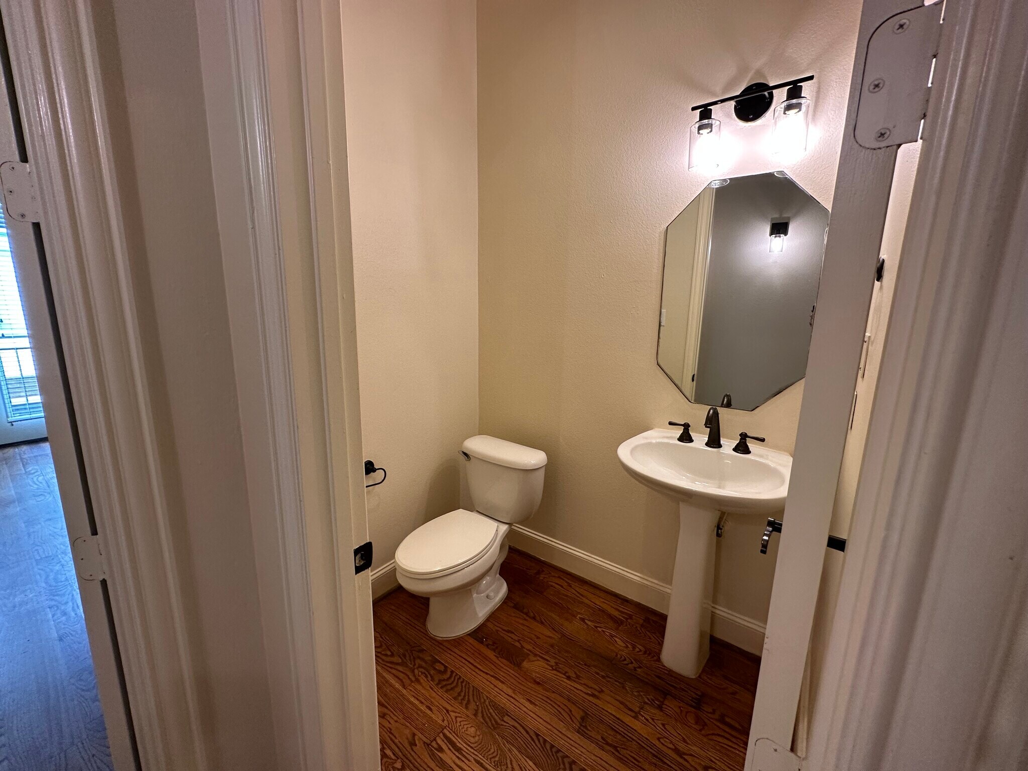 Building Photo - 6353 Richmond Ave