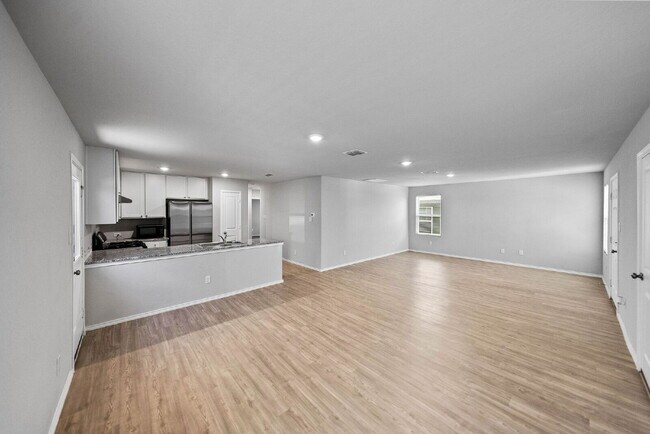Building Photo - Welcome to Your New Home! Enjoy Free Rent!...