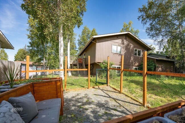 Building Photo - Bright Anchorage Home in Prime Location