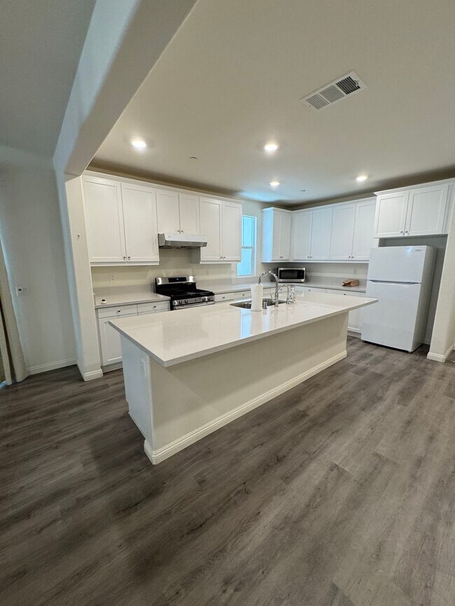 Building Photo - Modern 4-Bed, 2.5-Bath Detached Townhouse ...