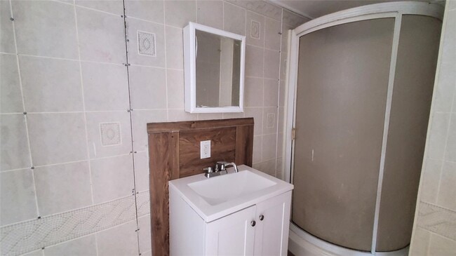 Building Photo - 16705 Meadowcroft St