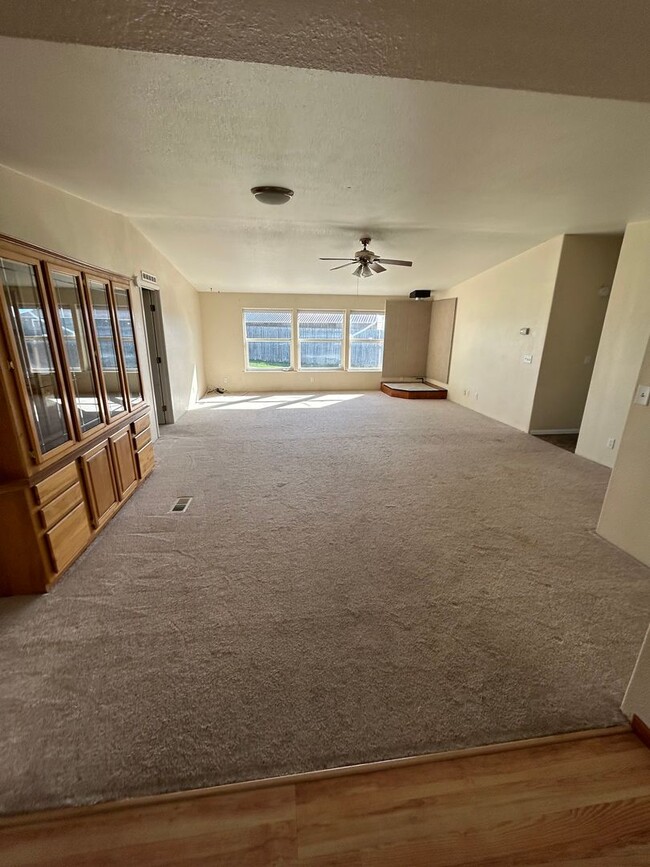 Building Photo - For Lease: 3BR/2BA Home with Spacious Yard...