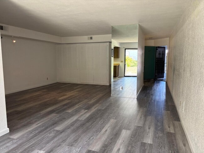 Building Photo - 5175 E Waverly Dr