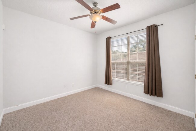 Building Photo - 4 Bedroom in Ideal Neighborhood!!