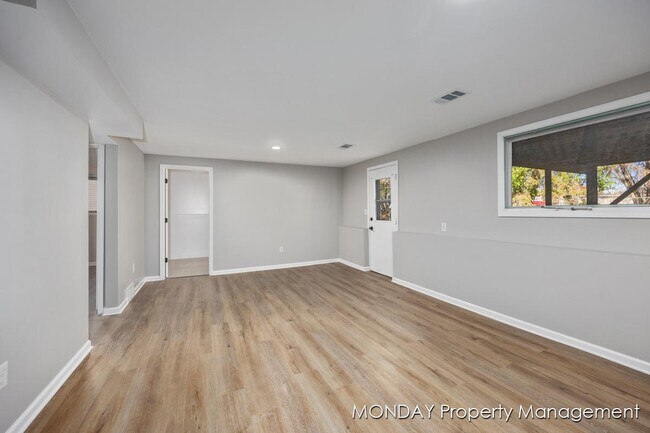 Building Photo - 945-947 Lancashire Ct SE